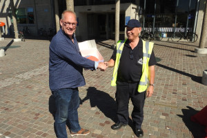Cees Tazelaar krijgt rode taart voor schoonhouden stationsplein