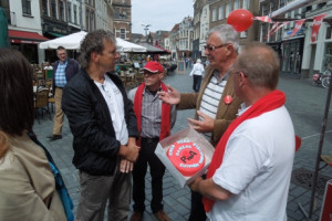 Rode taart voor Stichting Leergeld