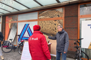 28 januari staat een aantal PvdA-ers bij Winkelcentrum Waterkwartier