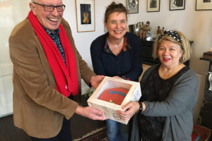 Stichting Zutphen Ambachtstad ontvangt rode taart