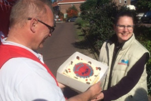 Rode taart voor Chantal Elskamp